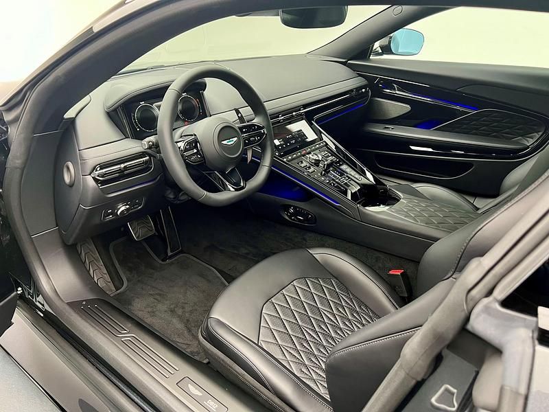 Neu Aston Martin DB12 680 PS (500 kW) 2025 Grau Coupé