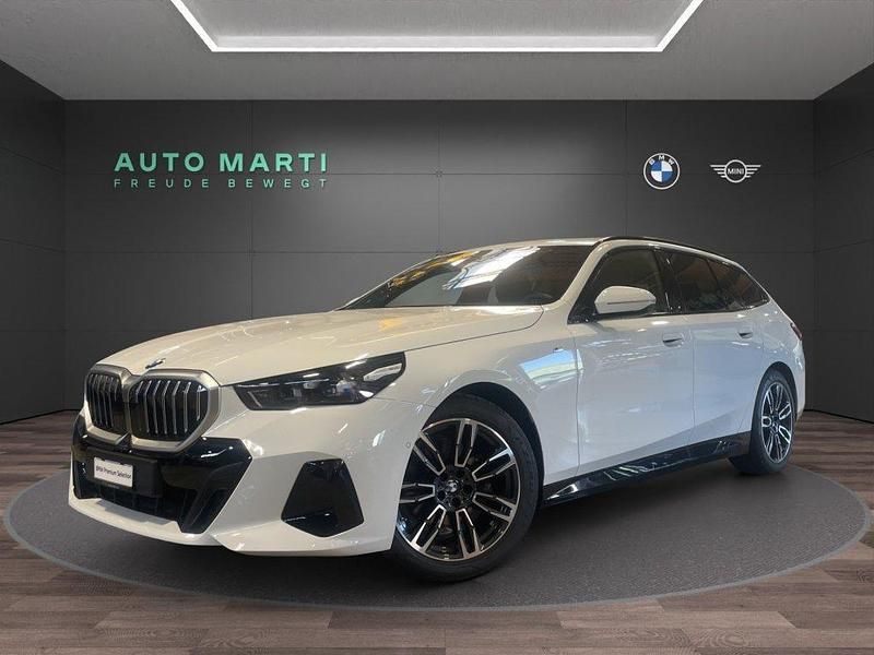 "alpinweiss" mét. Gebraucht 2024 BMW 520 M Sport Kombi | CHF 51’500 (Teuer) - Bild 1/4