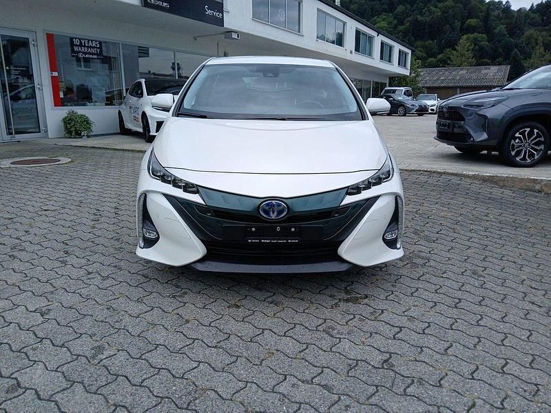 Gebraucht Toyota Prius Premium 122 PS (89 kW) 2017 Weiss Kleinwagen