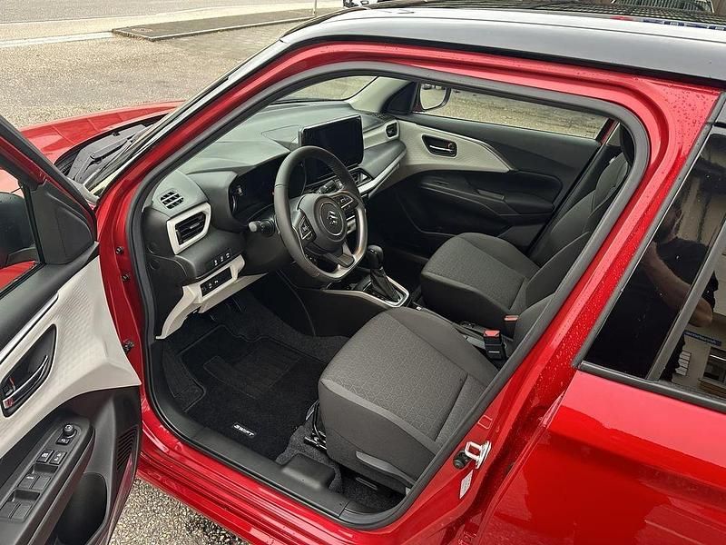Neu Suzuki Swift 82 PS (60 kW) 2025 Rot Limousine
