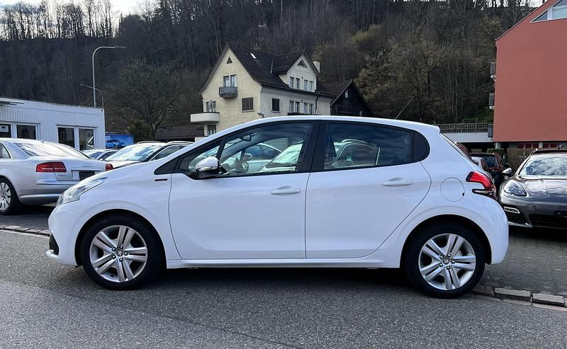 Gebraucht Peugeot 208 Signature Sky 82 PS (60 kW) 2019 Kleinwagen