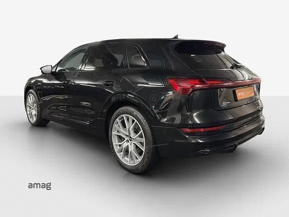 Gebraucht Audi e-tron Attraction 230 kW (313 PS) 2021 Mythosschwarz metallic SUV