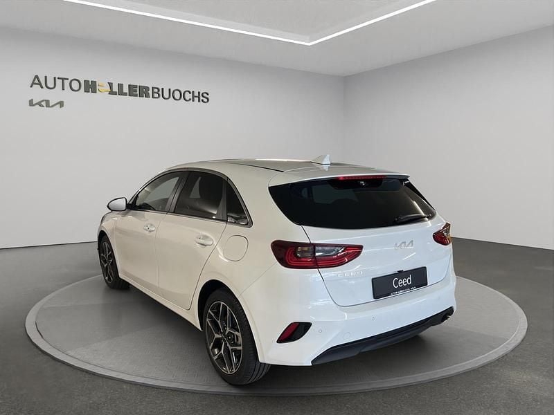 Neu Kia Ceed 140 PS (102 kW) 2025 Weiss Kleinwagen