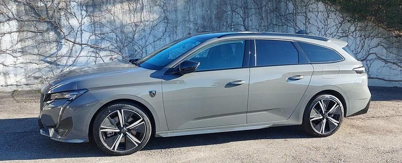 Grau Gebraucht 2024 Peugeot 308 SW GT Kombi | CHF 25’950 - Bild 1/4