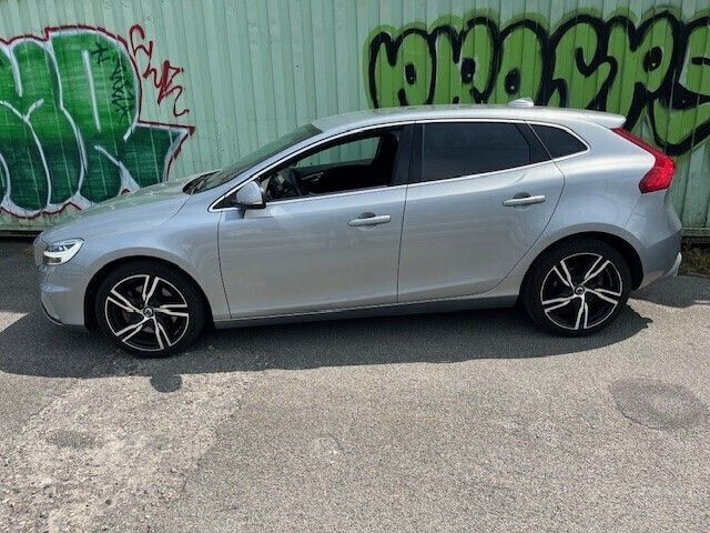 Gebraucht Volvo V40 R-Design Momentum 122 PS (89 kW) 2018 Kombi