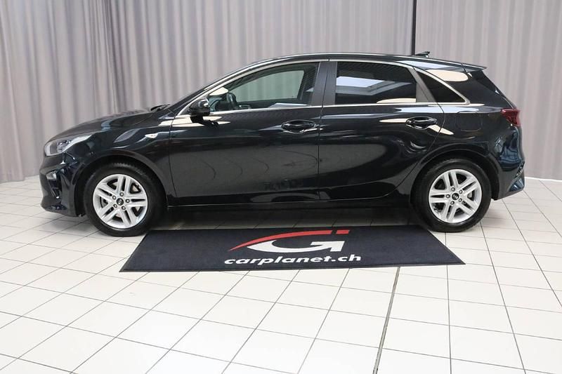 Gebraucht Kia Ceed 136 PS (100 kW) 2022 Schwarz Kleinwagen