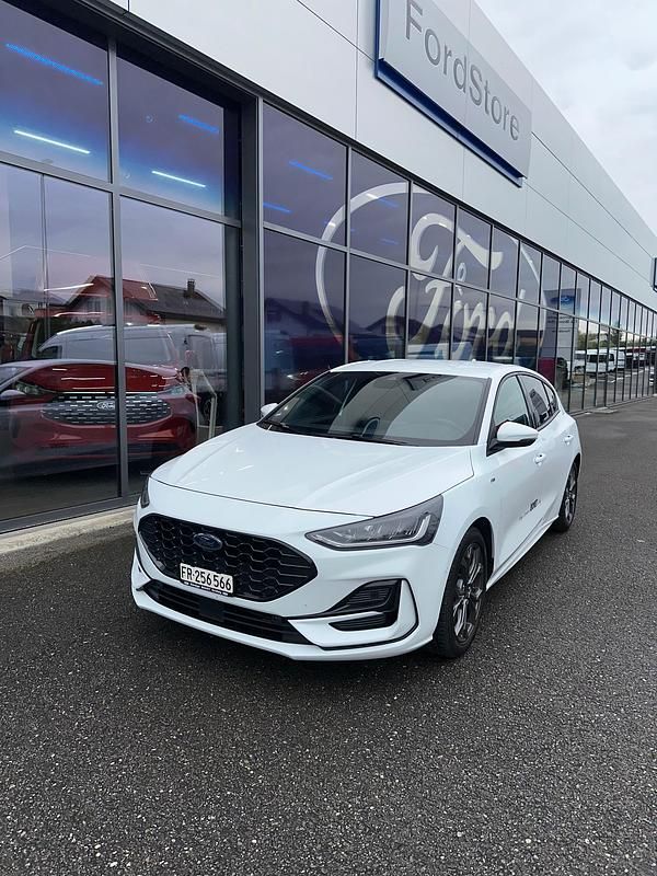 Weiss Gebraucht 2024 Ford Focus ST-Line Limousine | CHF 25’900 (Etwas zu teuer) - Bild 1/4