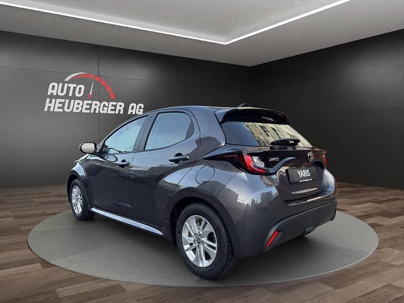 Neu Toyota Yaris Hybrid Comfort 116 PS (85 kW) 2025 Grau Limousine