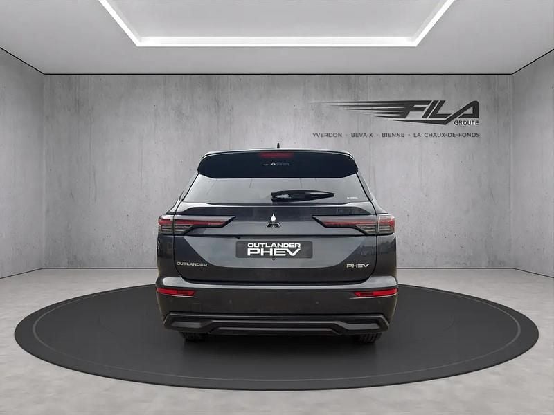 Neu Mitsubishi Outlander P-HEV Invite 306 PS (225 kW) 2025 Gray