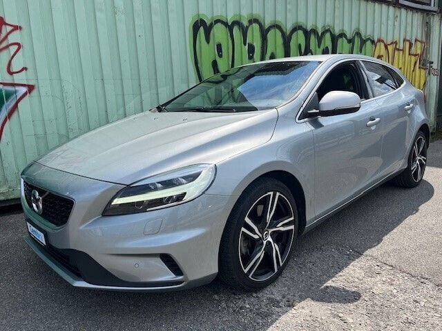 Gebraucht Volvo V40 R-Design Momentum 122 PS (89 kW) 2018 Kombi