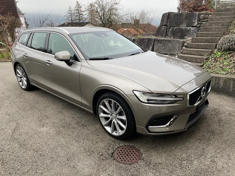Gebraucht 2020 Volvo V60 Momentum Kombi | CHF 25’600 (Superpreis) - Bild 1/4