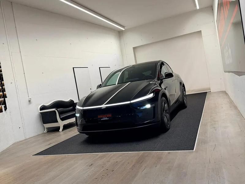 Neu Tesla Model Y Long Range AWD 378 kW (514 PS) 2026 Schwarz SUV