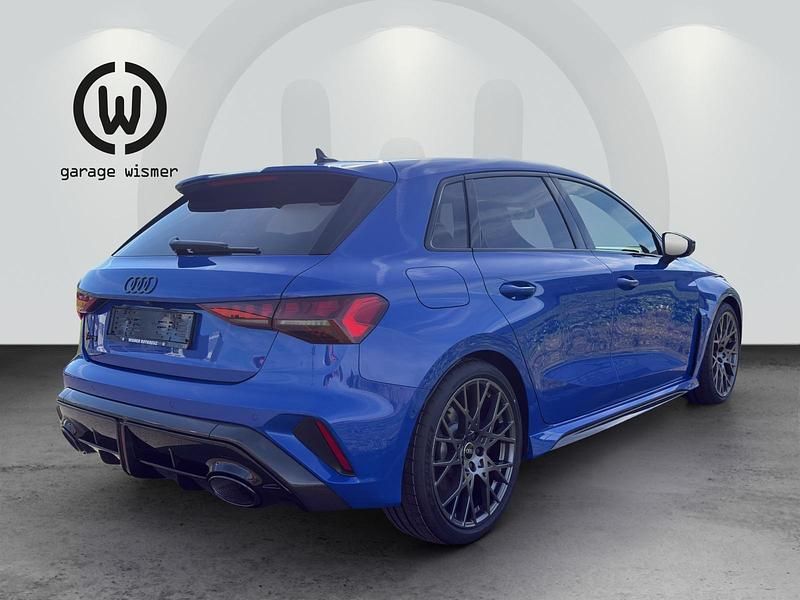 Neu Audi RS3 Ambiente 400 PS (294 kW) 2025 Blau Limousine