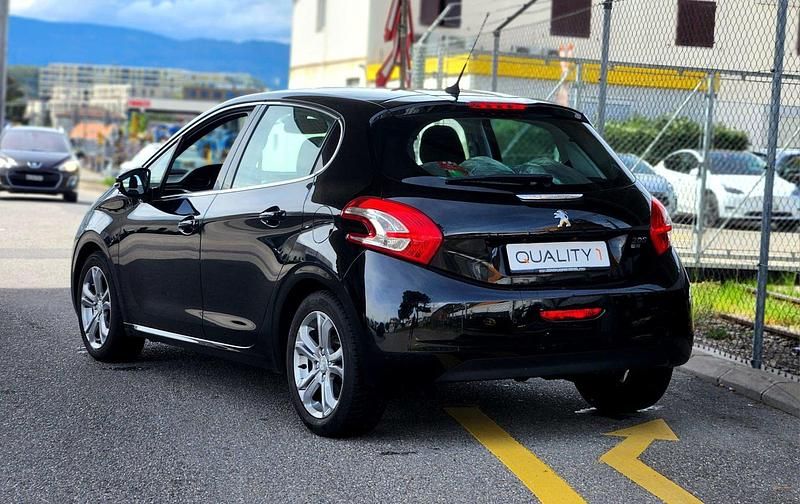 Gebraucht Peugeot 208 Allure 115 PS (84 kW) 2014 Kleinwagen