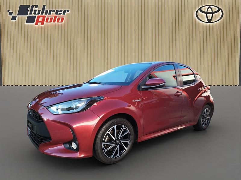 Rot Gebraucht 2021 Toyota Yaris Hybrid Comfort Limousine | CHF 17’500 (Etwas zu teuer) - Bild 1/3