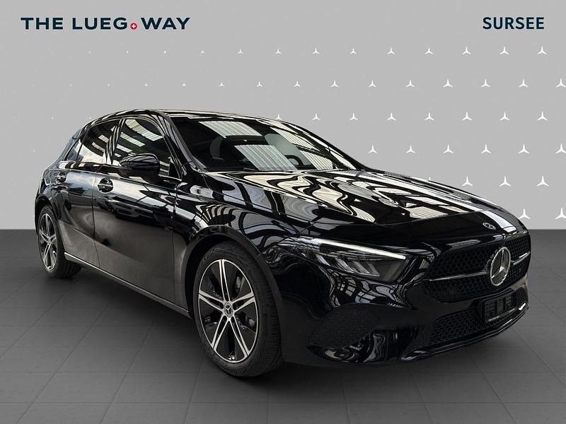 Gebraucht Mercedes A200 Night 163 PS (119 kW) 2025 Schwarz Limousine