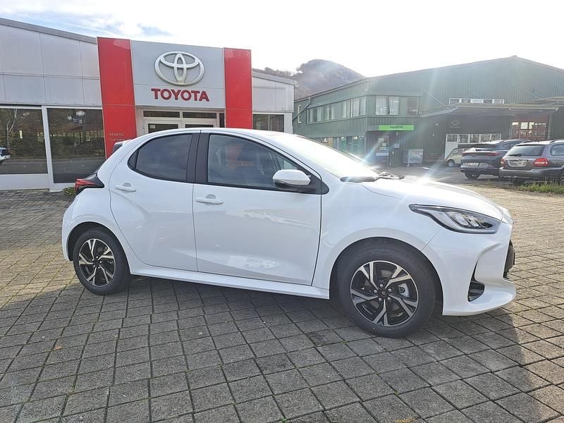 Neu Toyota Yaris Hybrid Trend 116 PS (85 kW) 2025