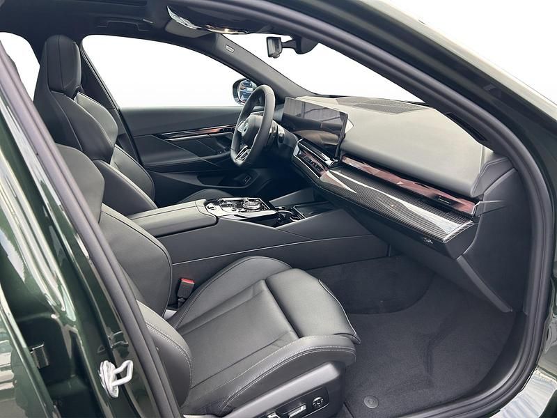 Neu BMW 550e M Sport 489 PS (359 kW) 2025 Kombi