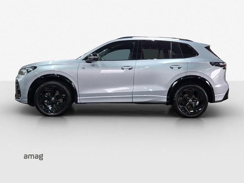 Gebraucht VW Tiguan R-line 193 PS (141 kW) 2024 Oyster silver metallic SUV