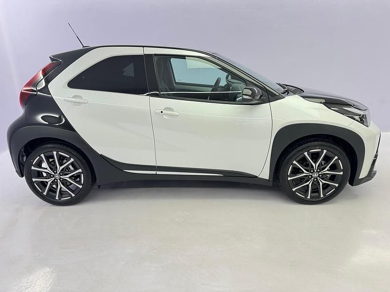 Neu Toyota Aygo X Sport 116 PS (85 kW) 2025 Weiss SUV