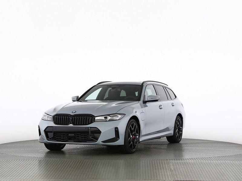 Grau metallic mét. Neu 2025 BMW 330e Comfort Edition Limousine | CHF 77’900 - Bild 1/4