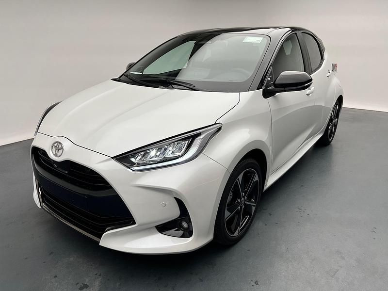 Weiss Neu 2025 Toyota Yaris Hybrid Premium Limousine | CHF 31’800 (Fairer Preis) - Bild 1/4