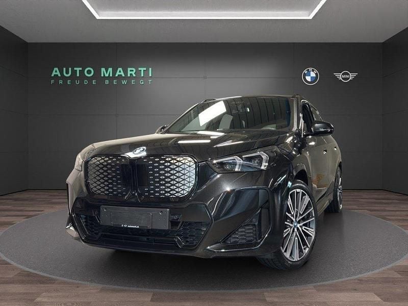 "saphirschwarz" mét. Neu 2025 BMW iX1 M Sport SUV | CHF 69’900 (Fairer Preis) - Bild 1/4