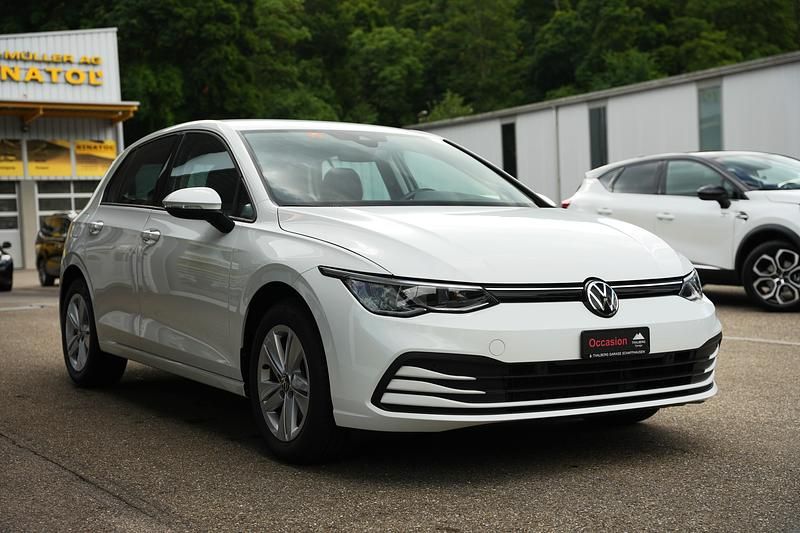 Weiss Gebraucht 2024 VW Golf VIII Life Limousine | CHF 26’650 (Fairer Preis) - Bild 1/4