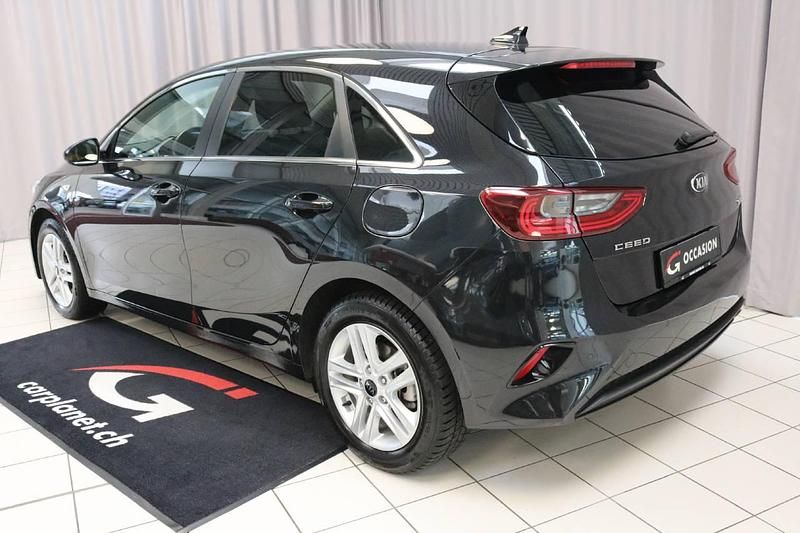 Gebraucht Kia Ceed 136 PS (100 kW) 2022 Schwarz Kleinwagen