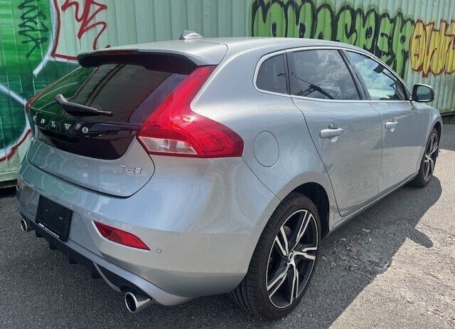 Gebraucht Volvo V40 R-Design Momentum 122 PS (89 kW) 2018 Kombi