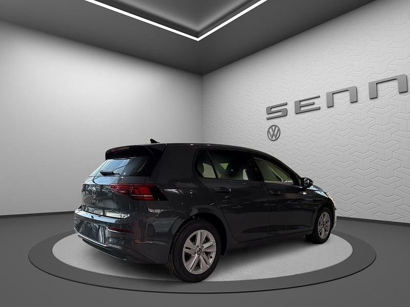 Neu VW Golf VIII Basis 114 PS (83 kW) 2026 Grau Limousine