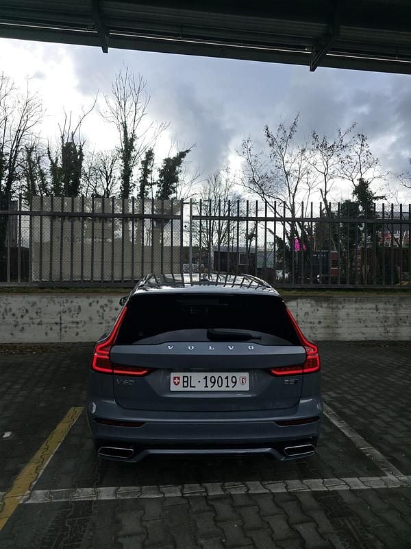 Gebraucht Volvo V60 R-Design 250 PS (183 kW) 2021 Kombi