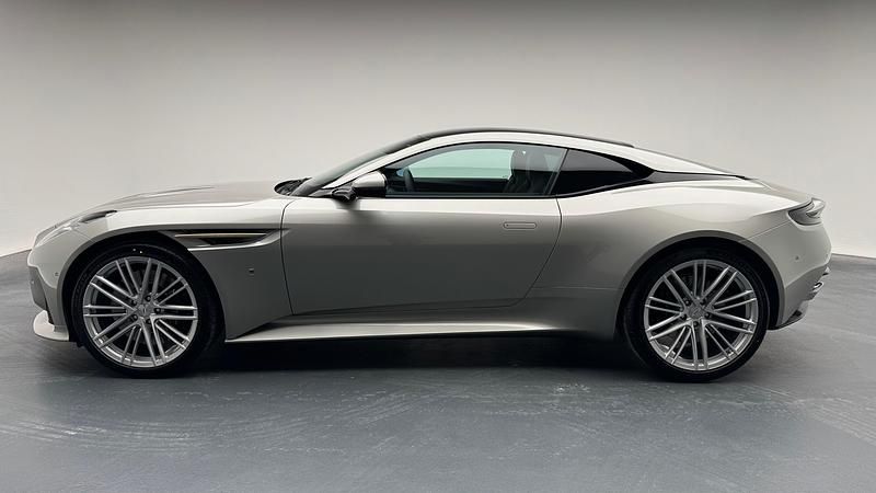 Neu Aston Martin DB12 680 PS (500 kW) 2025 Beige Coupé