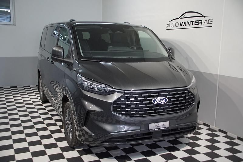 Neu Ford Tourneo Titanium 170 PS (125 kW) 2025