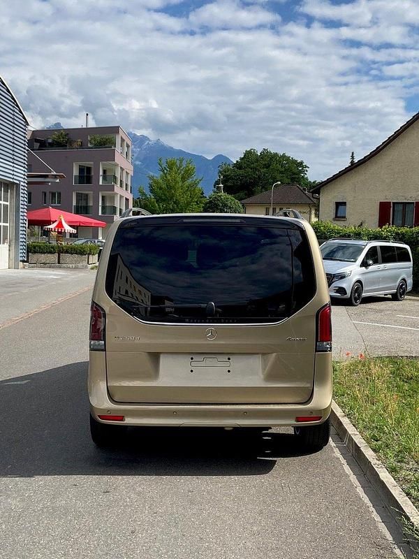 Gebraucht Mercedes V250 Style 190 PS (139 kW) 2025 Gold Van / Kleinbus