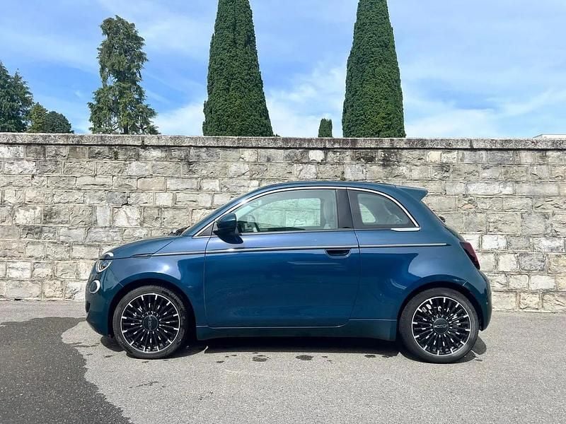 Blau Gebraucht 2025 Fiat 500e La Prima Kleinwagen | CHF 22’850 (Teuer) - Bild 1/4