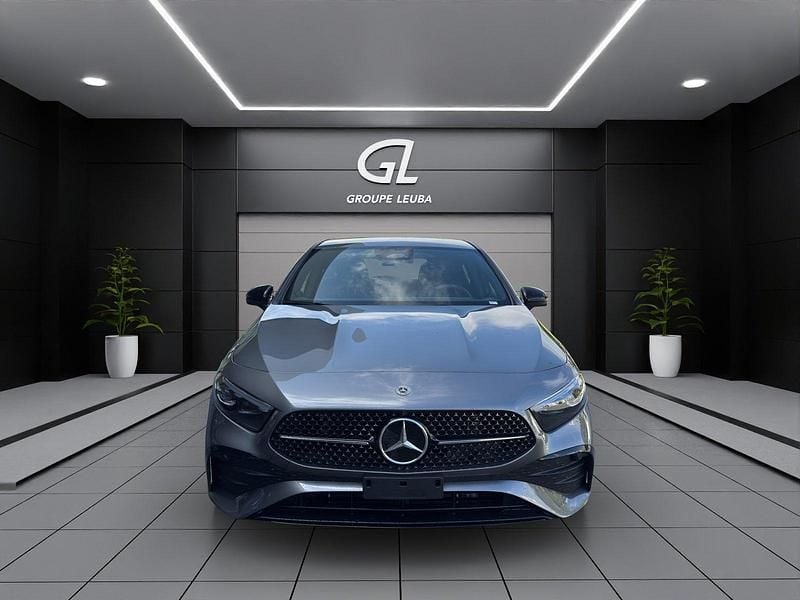 Gebraucht Mercedes A200 Night 163 PS (119 kW) 2025 Grau Limousine