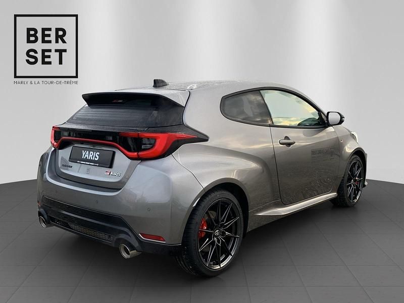 Neu Toyota Yaris Sport 280 PS (205 kW) 2025 Anthrazit Limousine