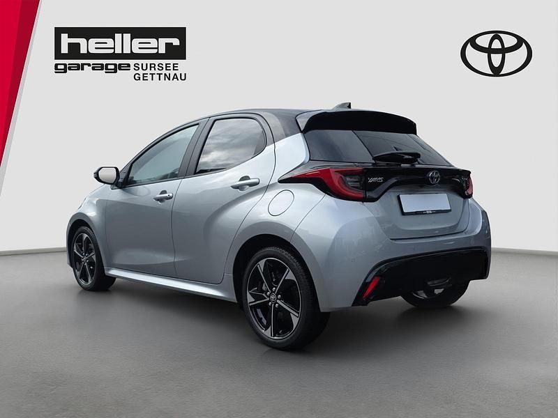 Neu Toyota Yaris Hybrid Premium 131 PS (96 kW) 2025 Silber Limousine