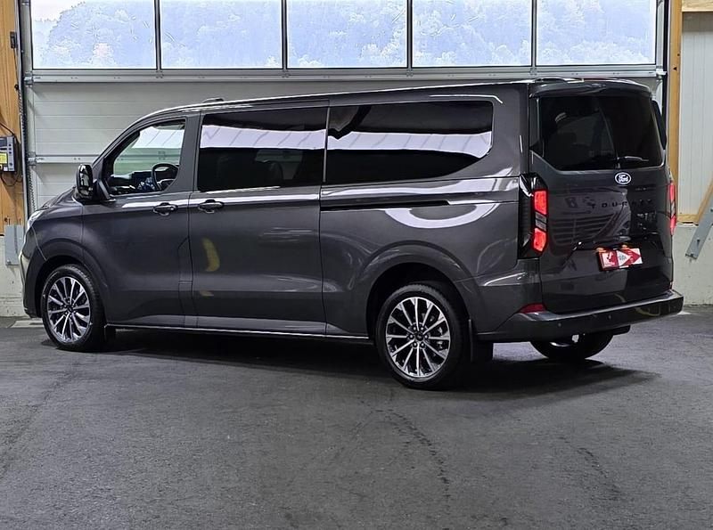 Neu Ford Tourneo Titanium 170 PS (125 kW) 2025