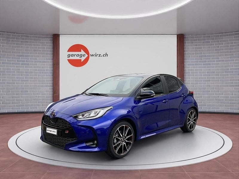 Grau Gebraucht 2024 Toyota Yaris Hybrid Sport Limousine | CHF 33’140 (Etwas zu teuer) - Bild 1/4