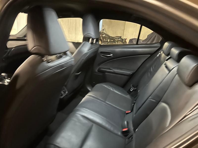 Gebraucht Lexus UX 300h 199 PS (146 kW) 2024 SUV