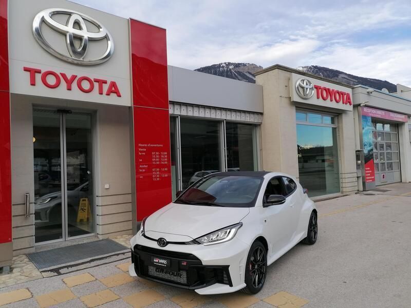 Weiss Neu 2025 Toyota Yaris Sport Limousine | CHF 46’390 (Superpreis) - Bild 1/4