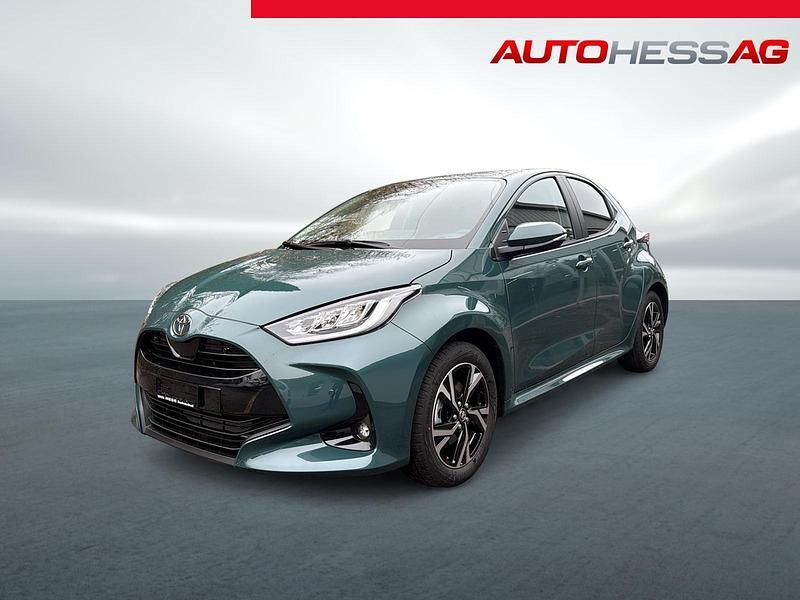 Grün Neu 2025 Toyota Yaris Hybrid Trend Limousine | CHF 28’340 (Etwas zu teuer) - Bild 1/4