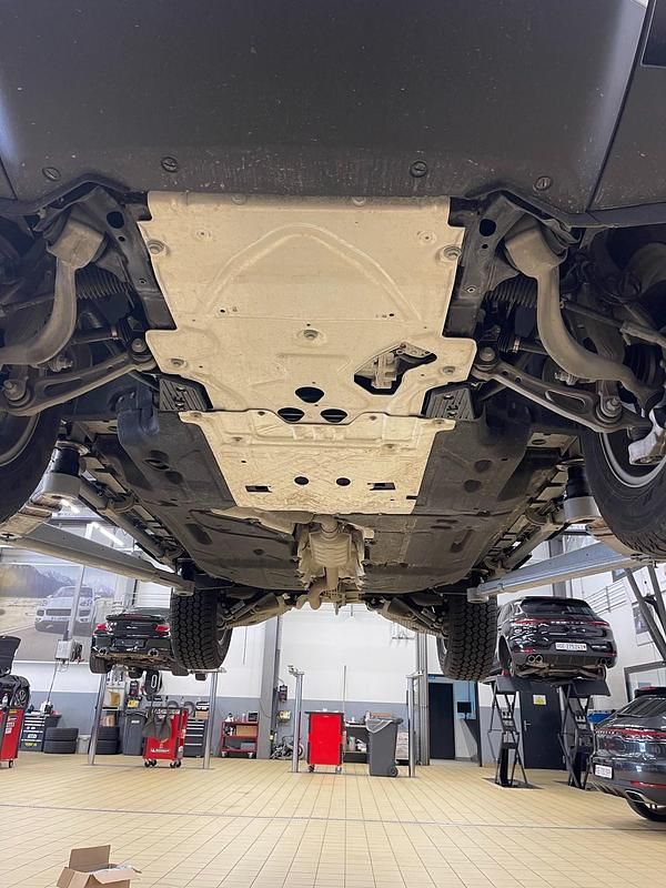 Gebraucht Land Rover Defender SE Dynamic 404 PS (297 kW) 2023 SUV