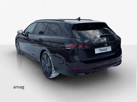 Neu VW Passat R-line 192 PS (141 kW) 2025 Grenadill black metallic Kombi
