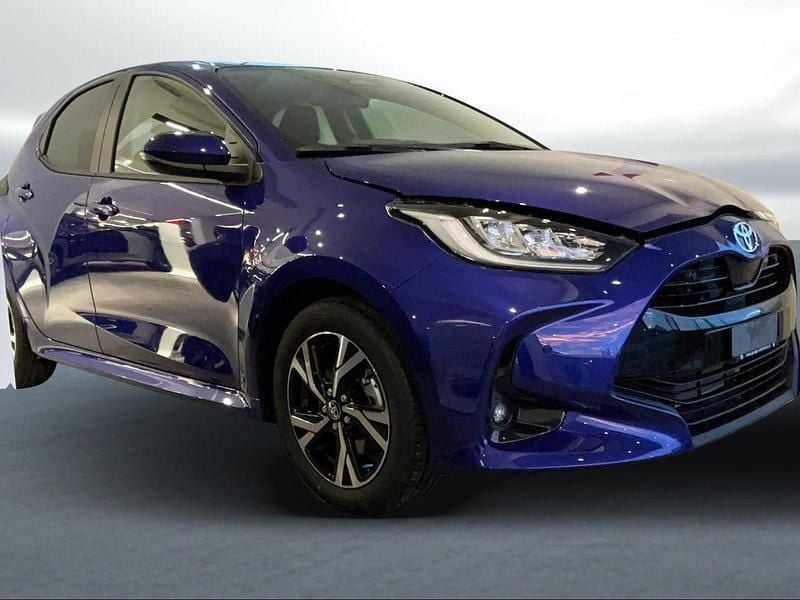 Blau Neu 2025 Toyota Yaris Hybrid Trend Limousine | CHF 28’860 (Etwas zu teuer) - Bild 1/4