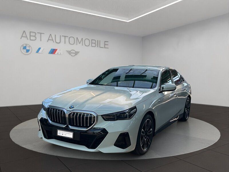 Weiss Gebraucht 2024 BMW 520 M Sport Limousine | CHF 54’900 (Teuer) - Bild 1/4