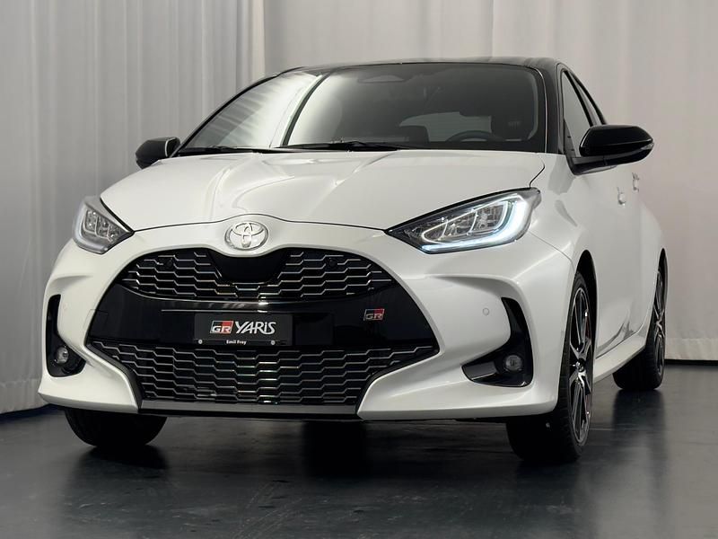Weiss Neu 2025 Toyota Yaris Hybrid Sport Limousine | CHF 33’500 (Etwas zu teuer) - Bild 1/4