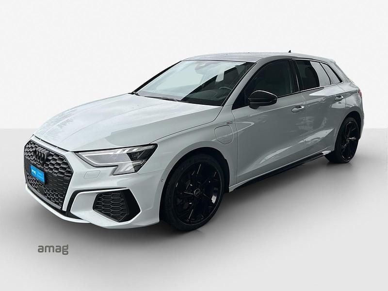 Gletscherweiss metallic Gebraucht 2021 Audi A3 Sportback e-tron Attraction Kleinwagen | CHF 30’990 (Teuer) - Bild 1/4